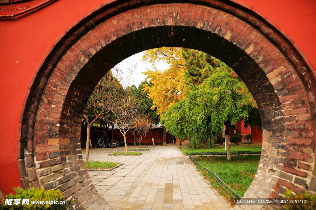 红墙圆拱后的秋日小路