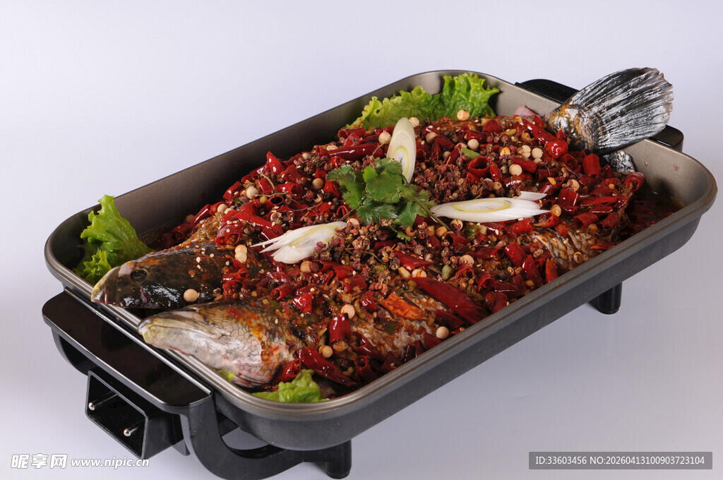 香辣烤鱼摆放在电烤盘中