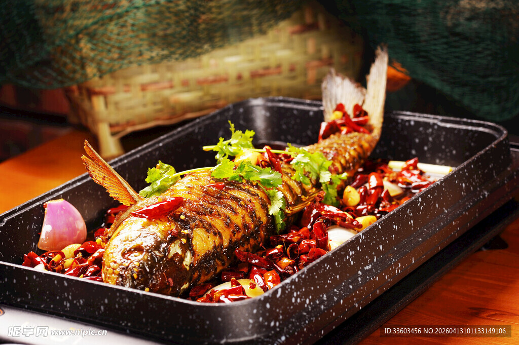 香煎烤鱼配多彩佐料