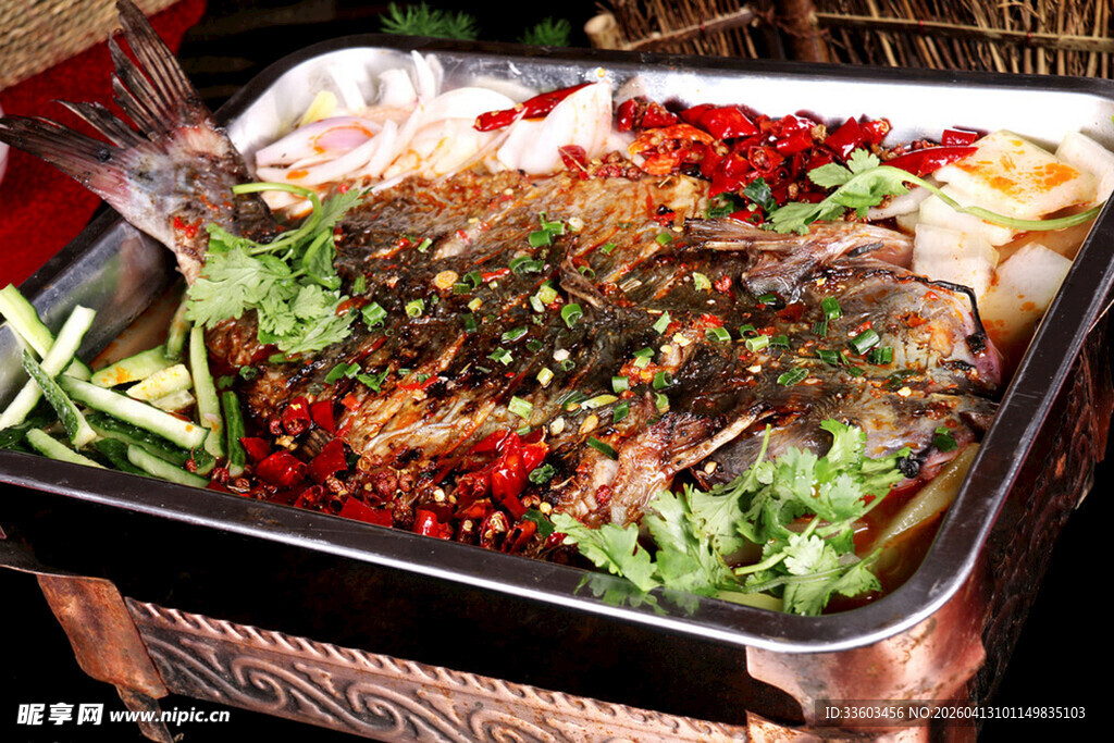 麻辣鲜香的特色烤鱼拼盘