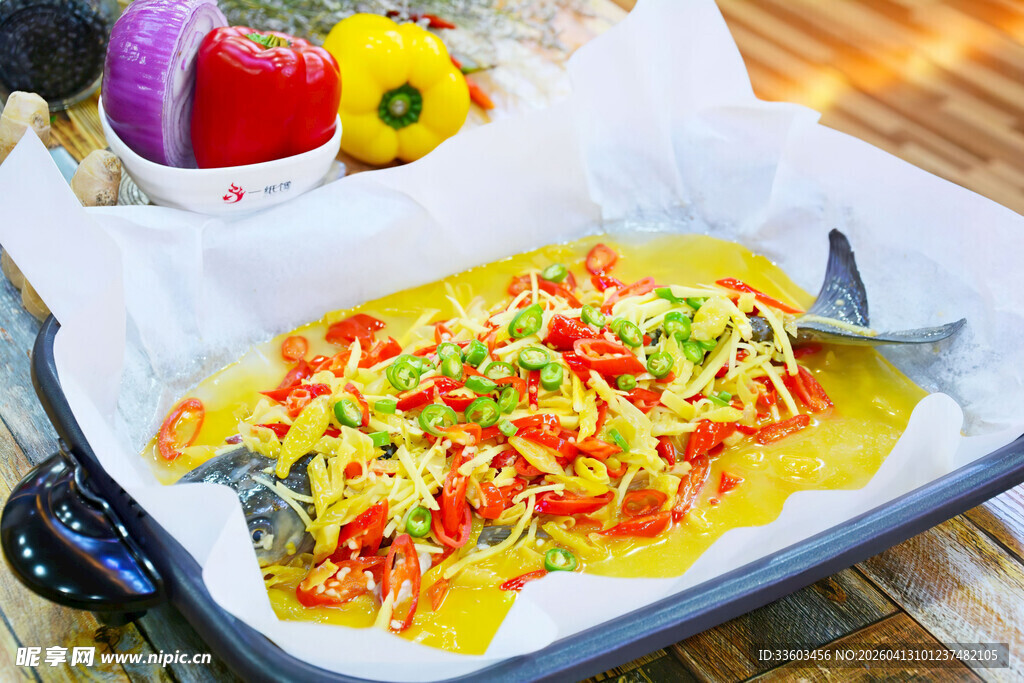 香煎鱼配多彩蔬菜佐料