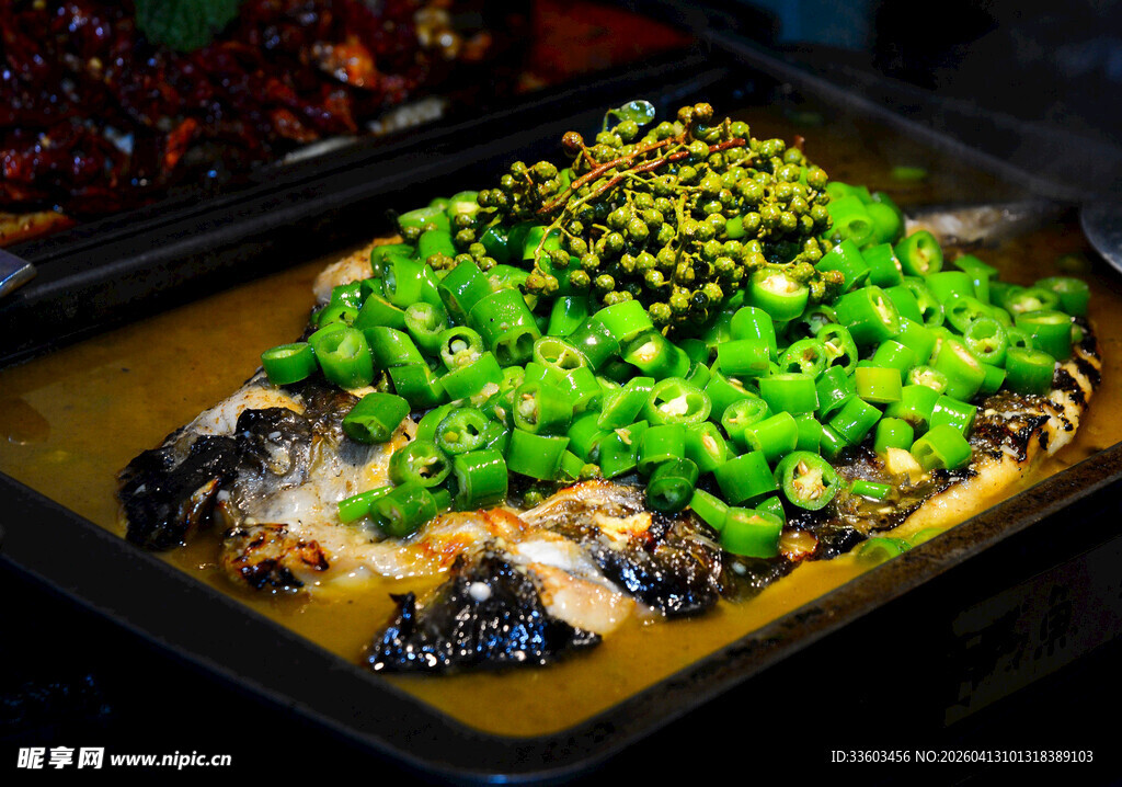 青椒覆盖的美味烤鱼