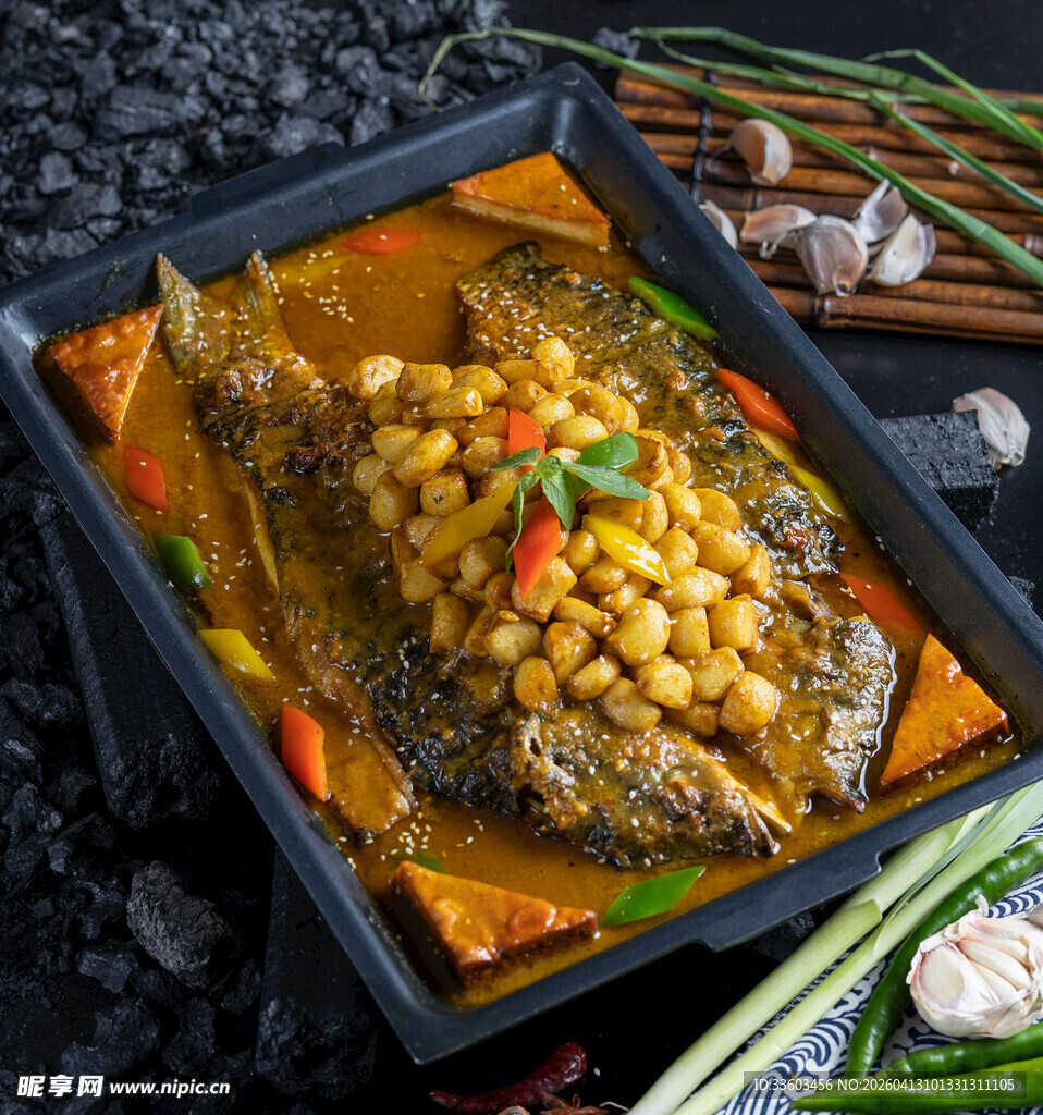 美味烤鱼搭配丰富食材