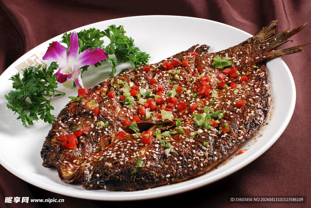 香辣美味煎鱼摆盘中