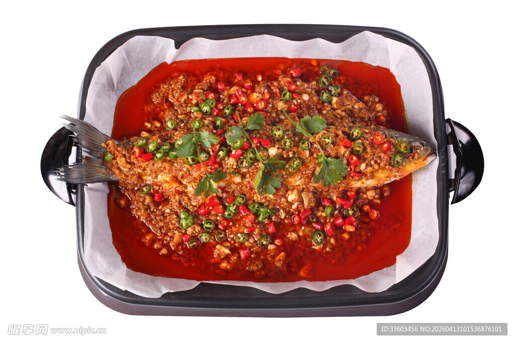 香辣烤鱼置于盘中待享