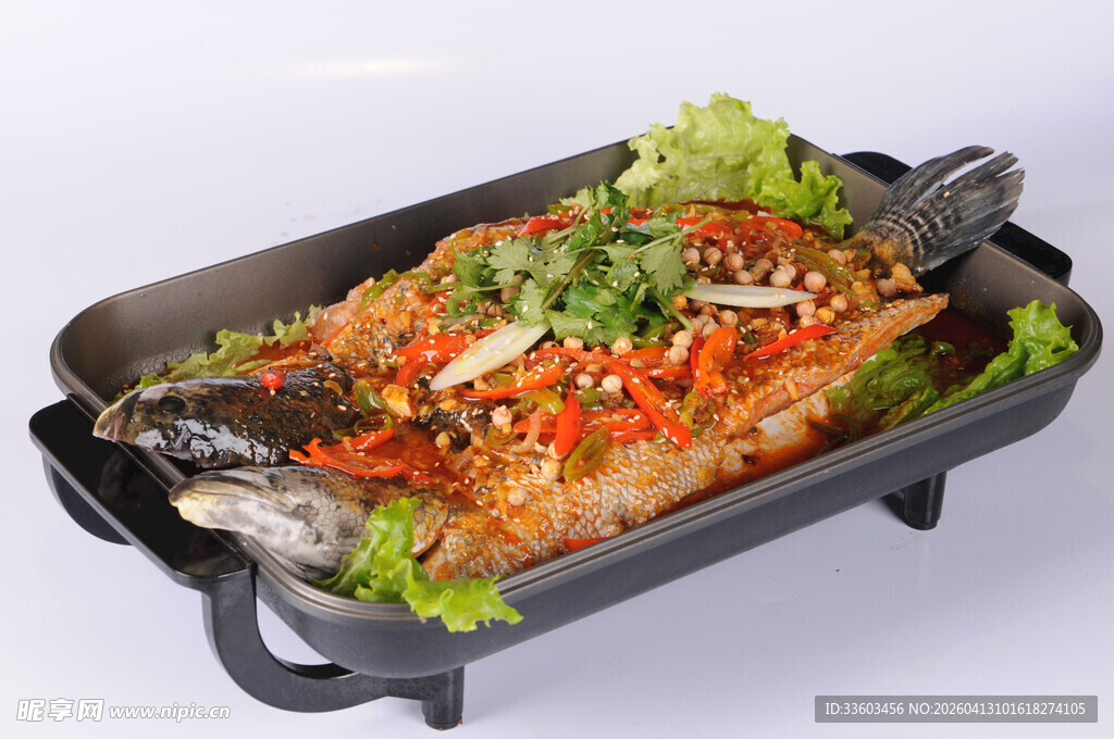 美味烤鱼配新鲜蔬菜