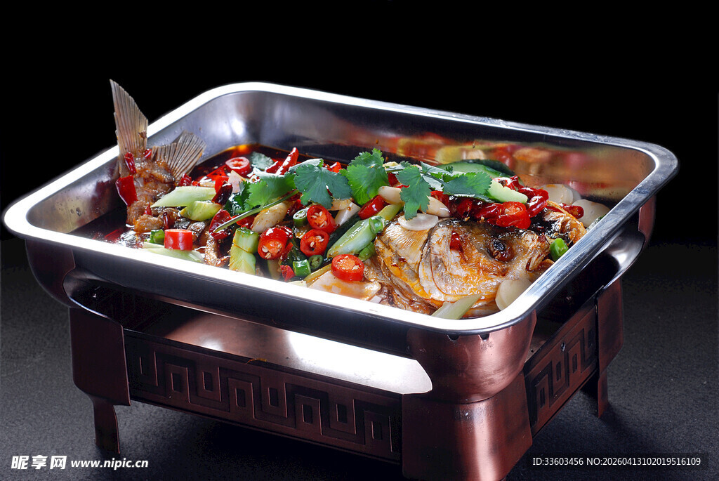 美味烤鱼置于精致烤炉中