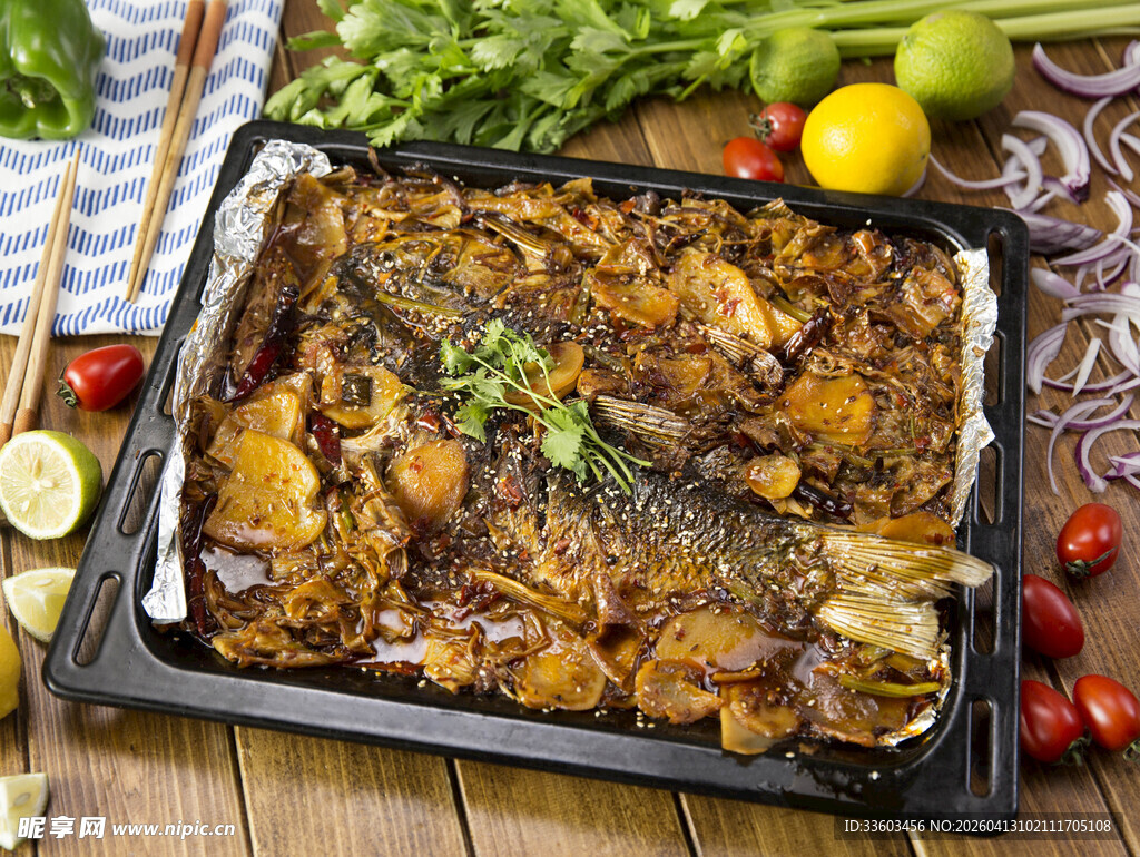 美味烤鱼搭配多样蔬菜