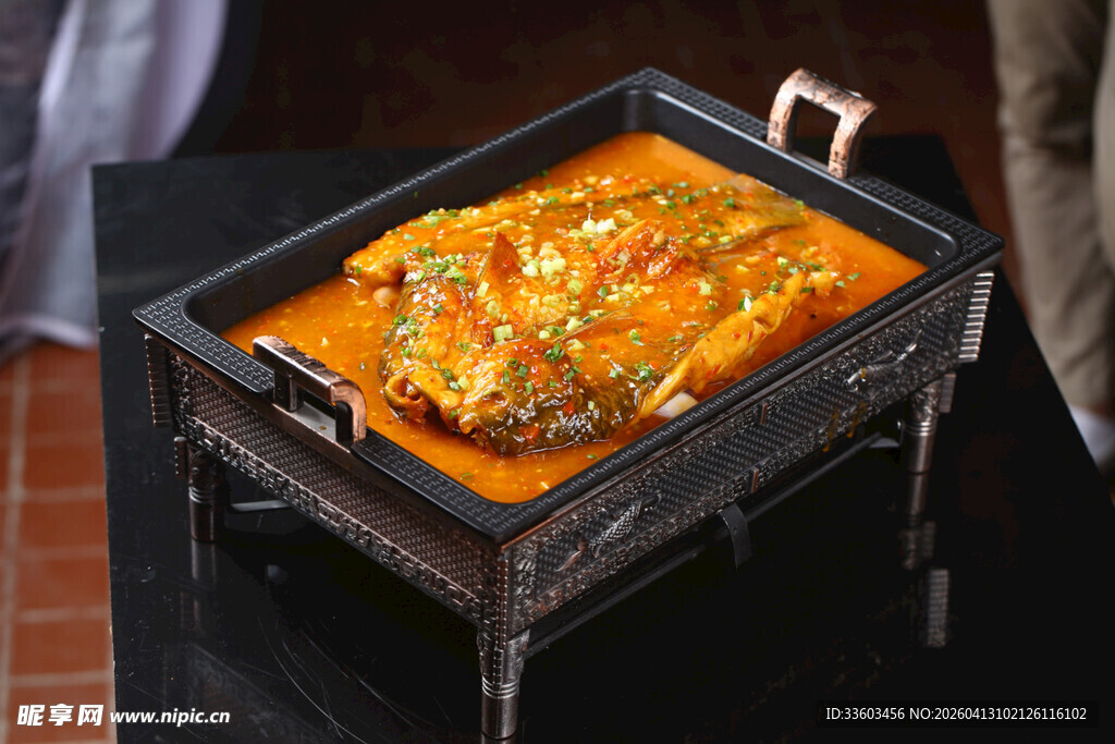 美味烤鱼置于精致容器中