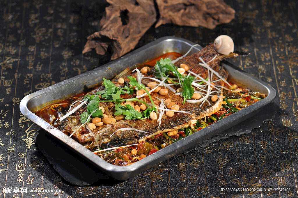 美味锡纸烤鱼诱人上桌