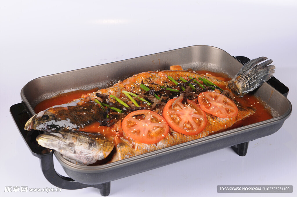 美味烤鱼配蔬菜装饰