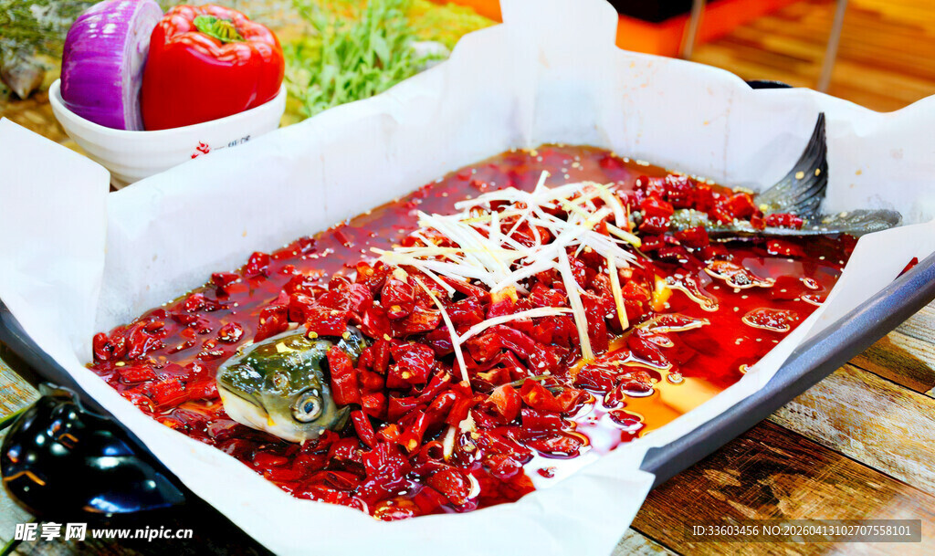 麻辣鲜香烤鱼诱人上桌