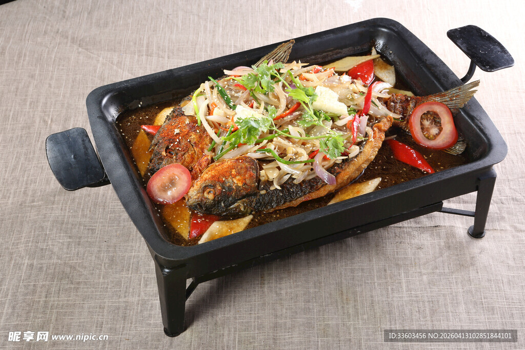 美味烤鱼置于黑色烤盘中