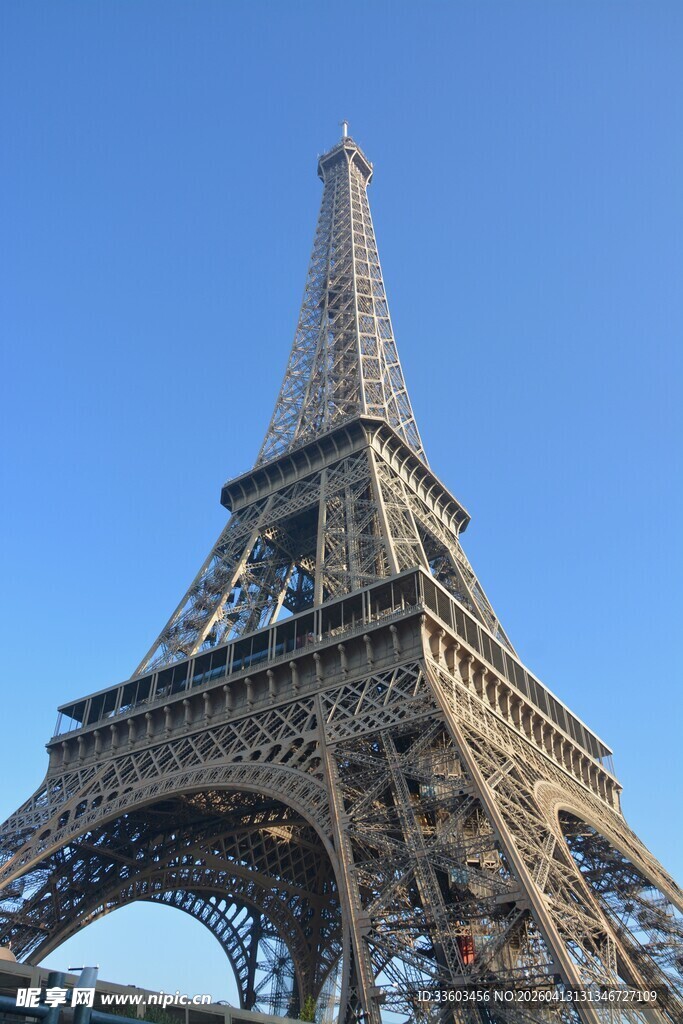 埃菲尔铁塔仰视美景