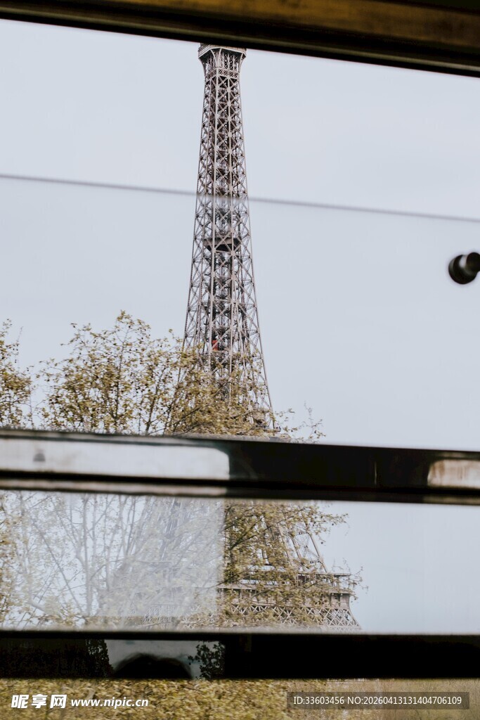 透过车窗看埃菲尔铁塔