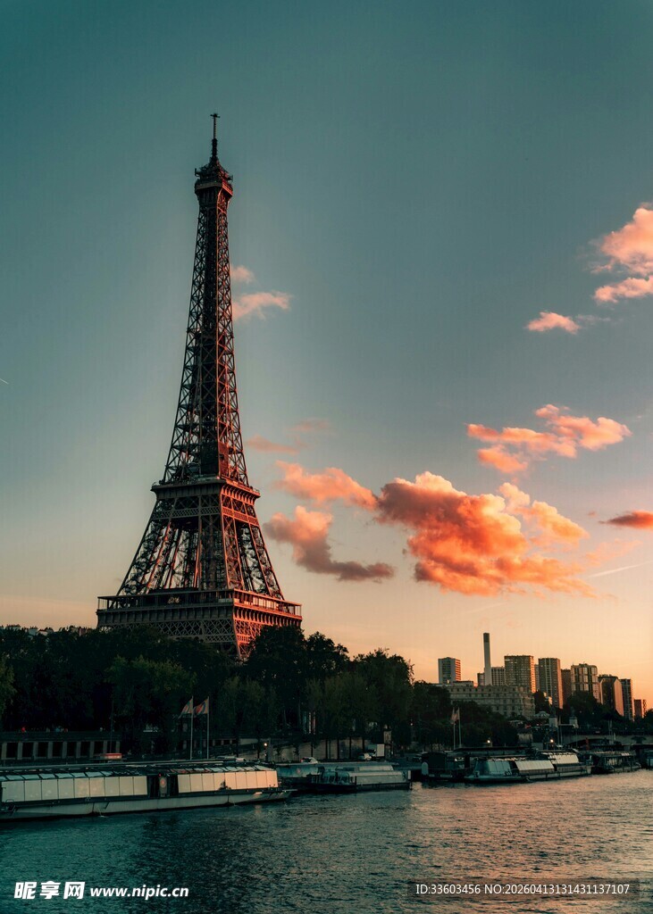 埃菲尔铁塔下的美丽黄昏