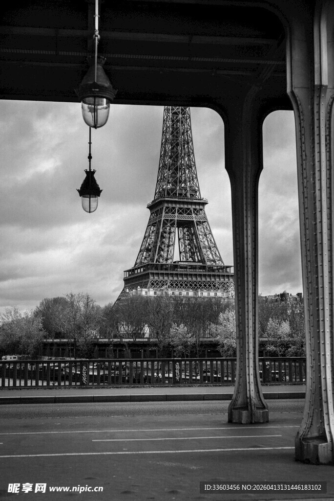 埃菲尔铁塔下的静谧景致