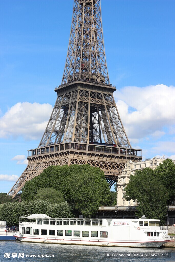埃菲尔铁塔下的河畔风光
