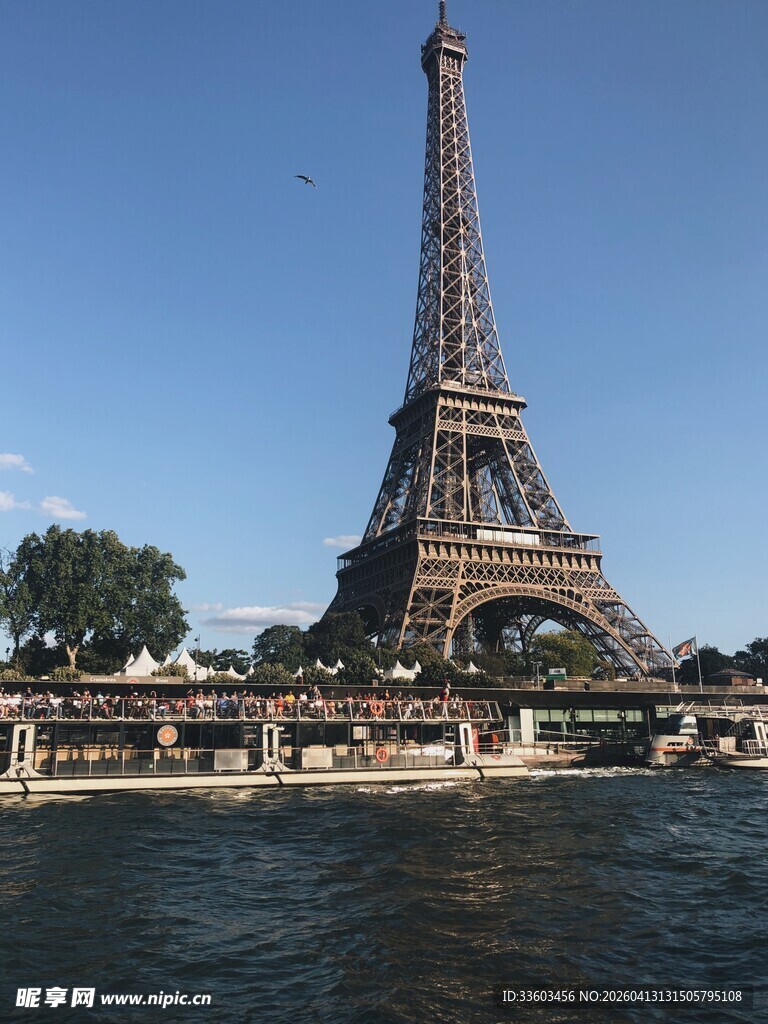 埃菲尔铁塔前的河畔风光