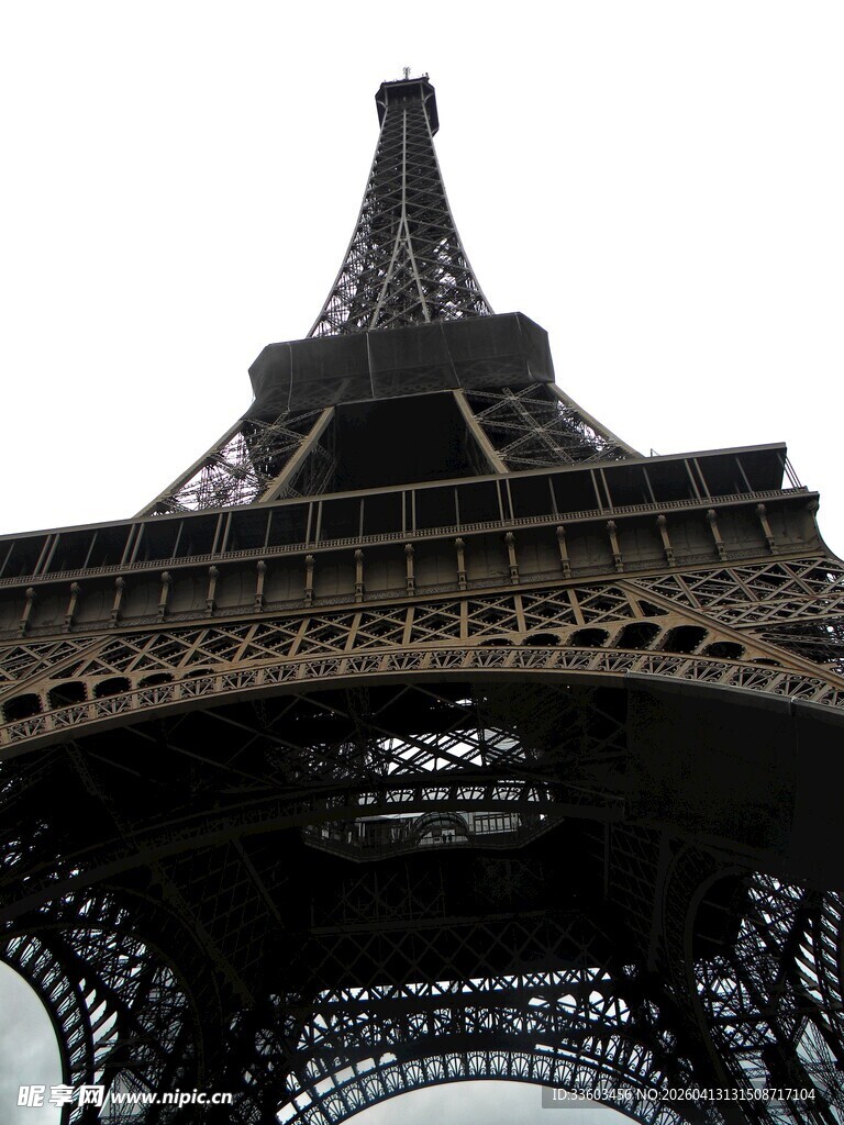 埃菲尔铁塔底部仰视景观