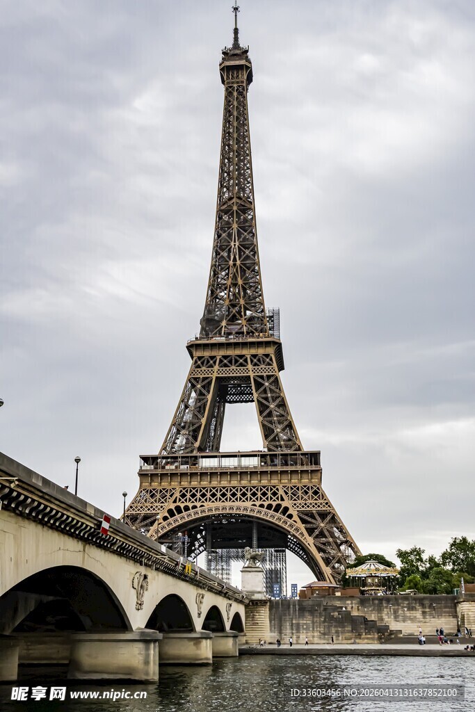 埃菲尔铁塔下的河畔风光