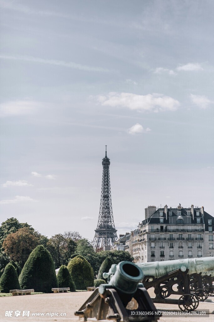 巴黎街头的埃菲尔铁塔景致