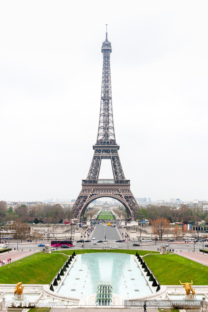 埃菲尔铁塔前的喷泉景观