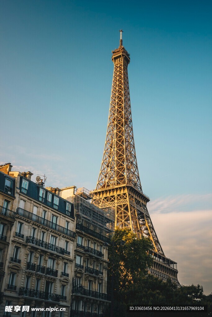 埃菲尔铁塔下的城市景致