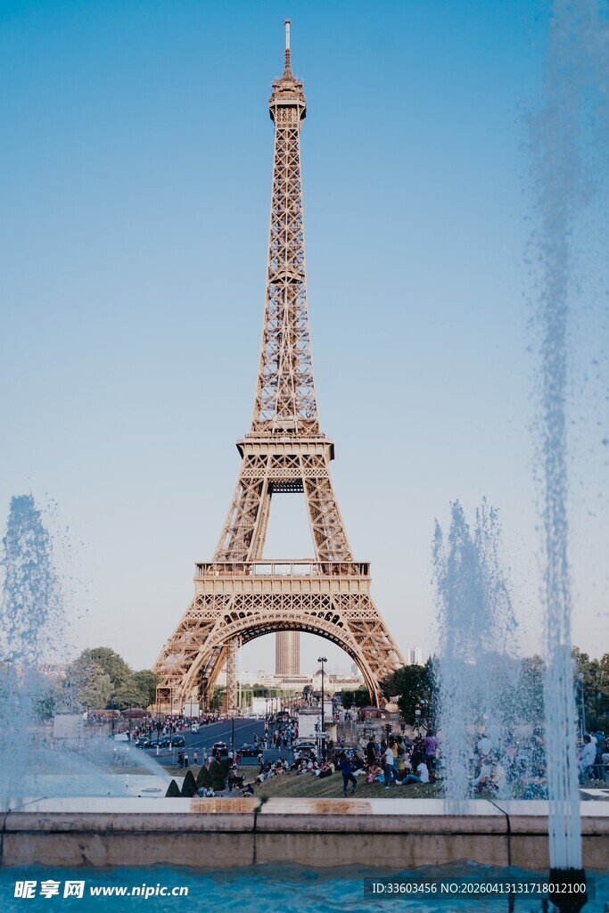 埃菲尔铁塔前的喷泉景观