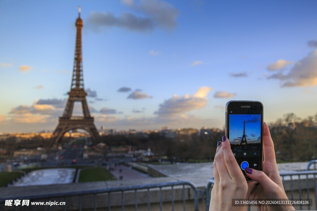 手机抓拍埃菲尔铁塔美景