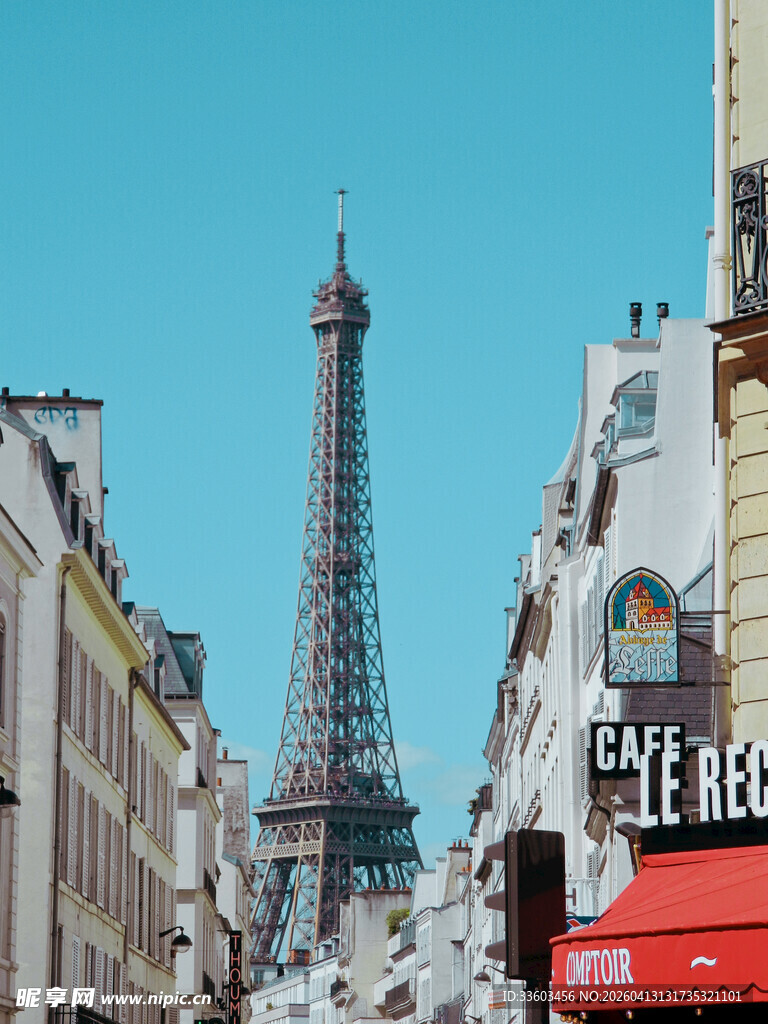 巴黎街头的埃菲尔铁塔景观
