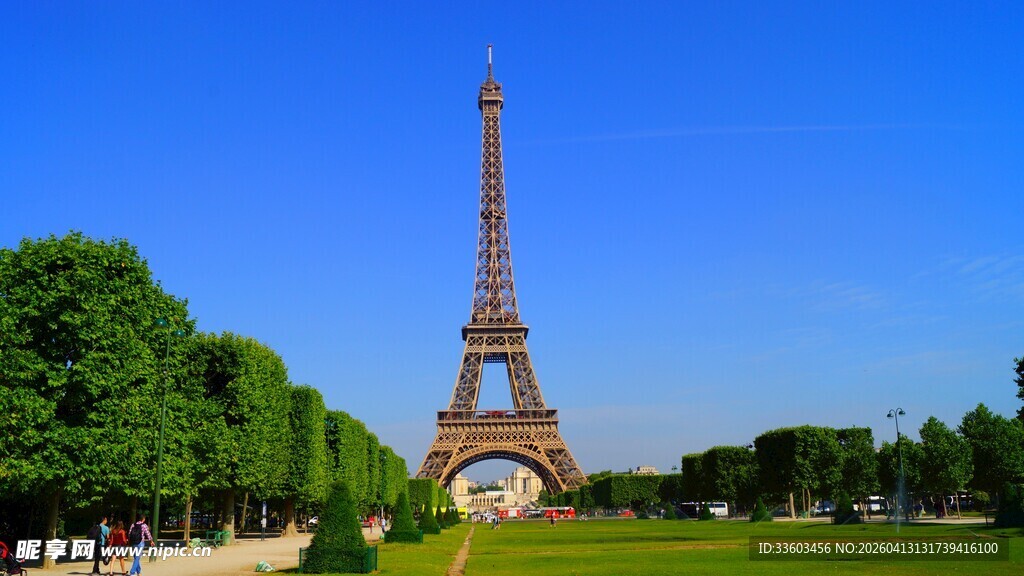 埃菲尔铁塔下的美丽景致