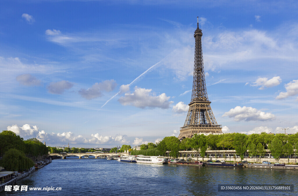 埃菲尔铁塔下的河畔风光
