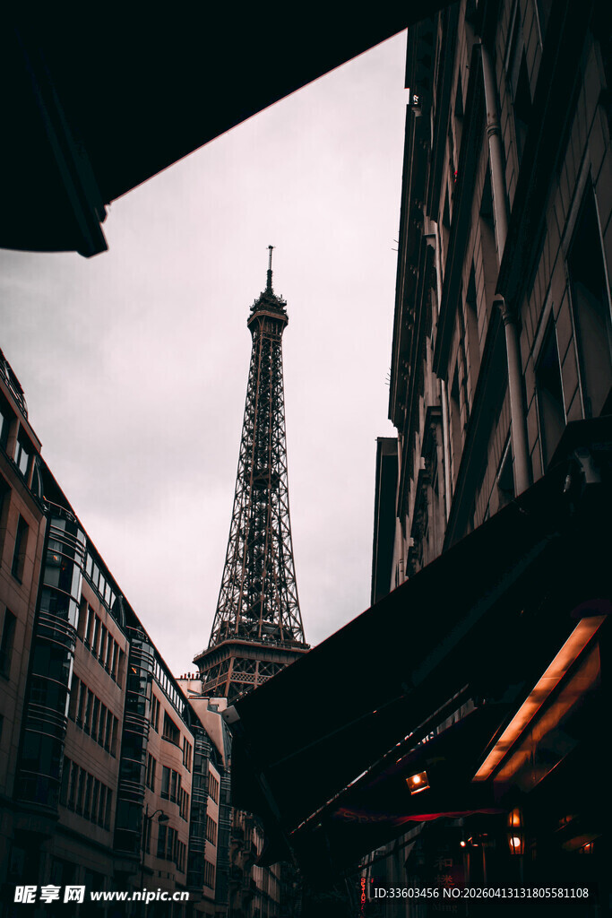 巴黎街头望埃菲尔铁塔