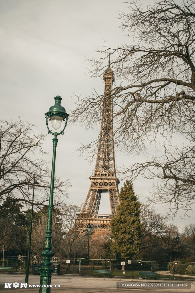 埃菲尔铁塔下的静谧景致