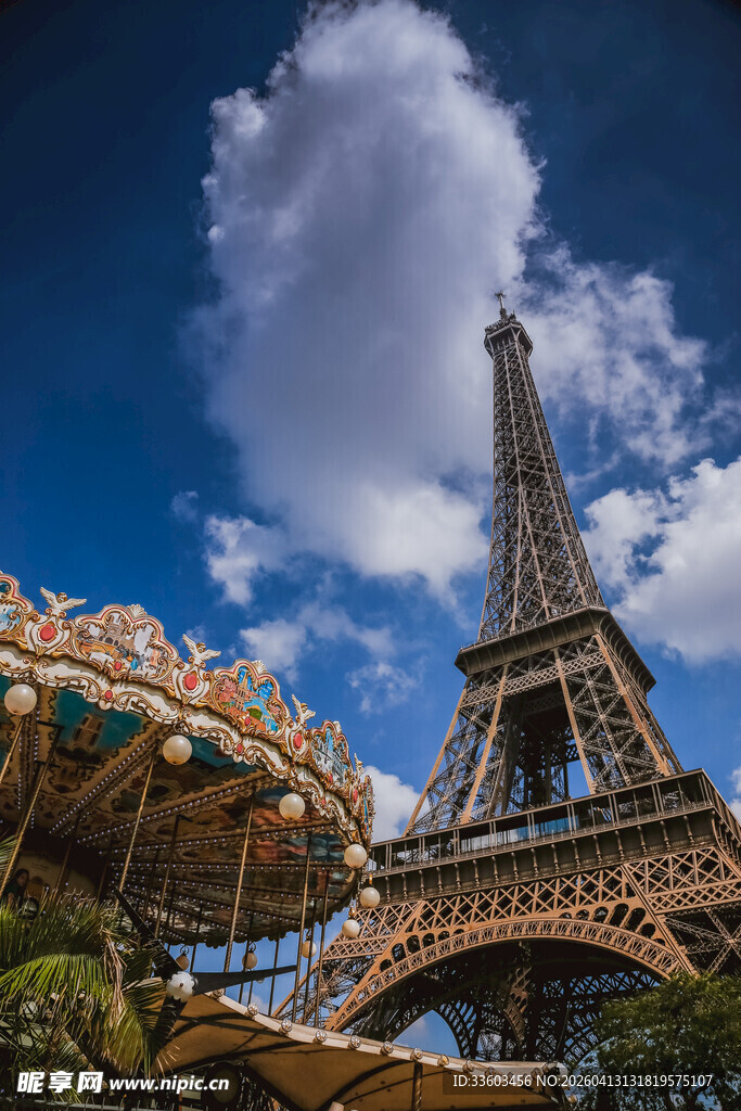 埃菲尔铁塔旁的梦幻旋转木马