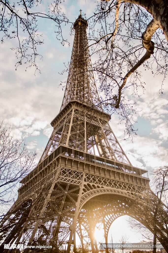 埃菲尔铁塔下的光影美景