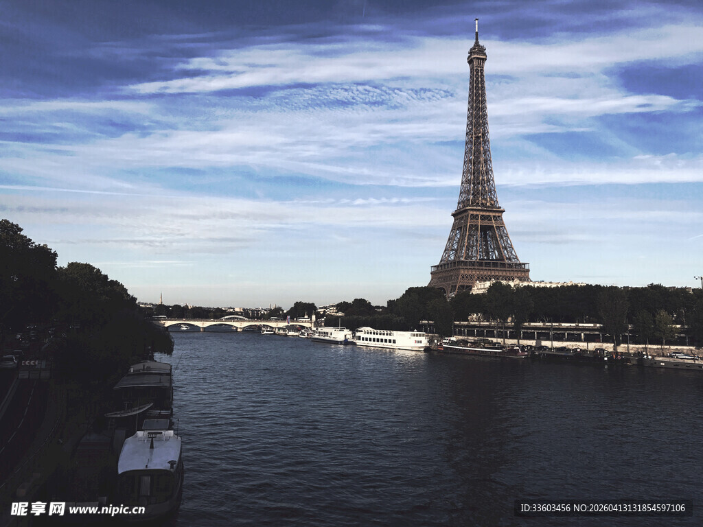 埃菲尔铁塔下的河畔风景