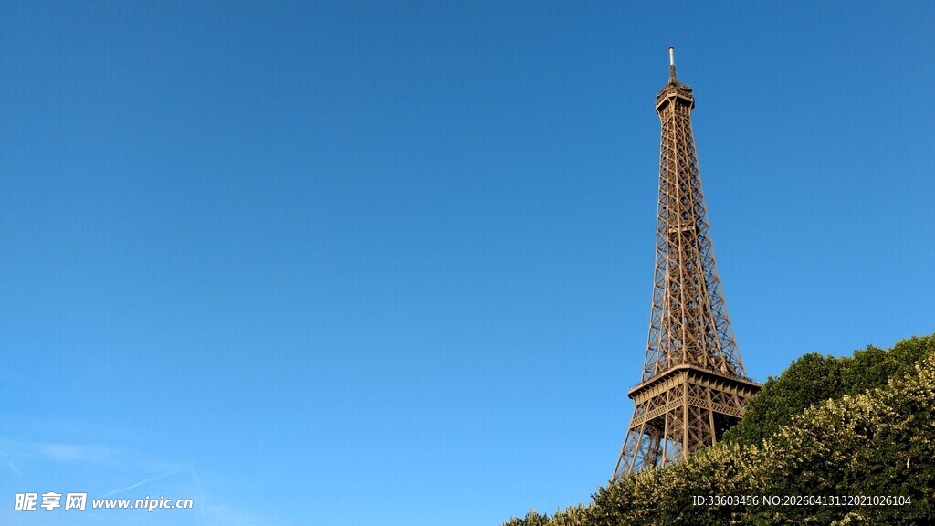 埃菲尔铁塔蓝天白云下