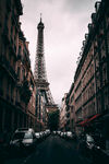 巴黎街道上的埃菲尔铁塔