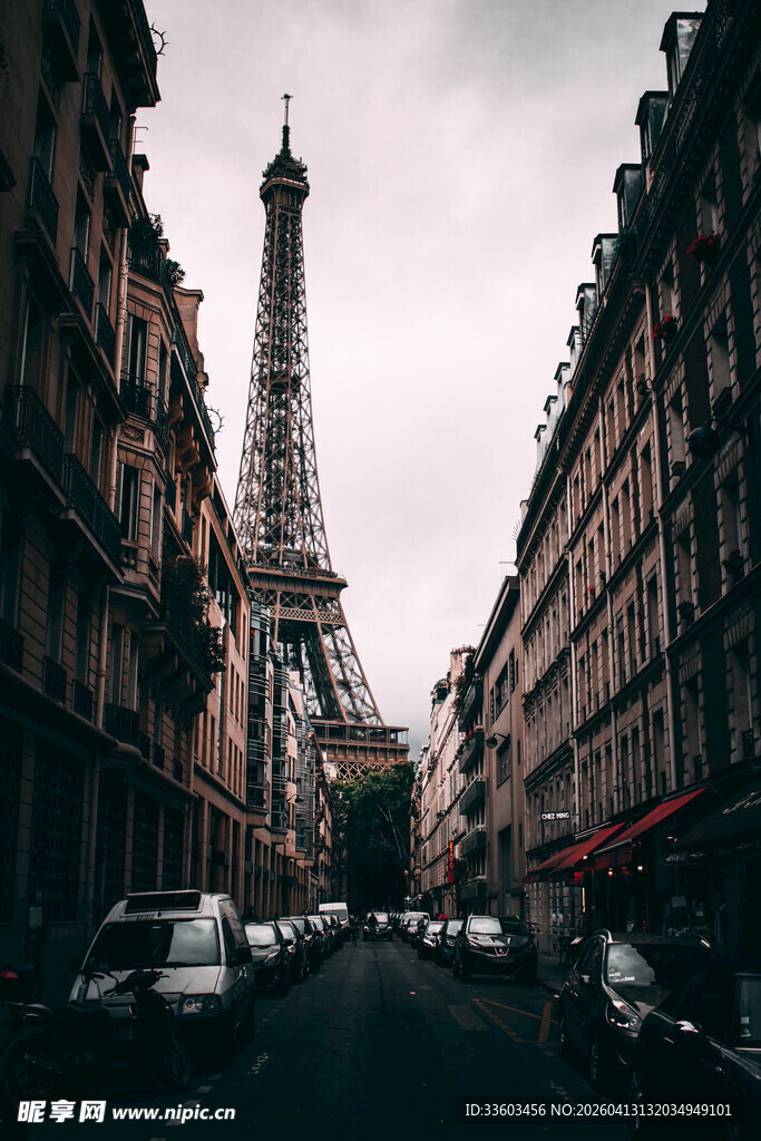 巴黎街道上的埃菲尔铁塔
