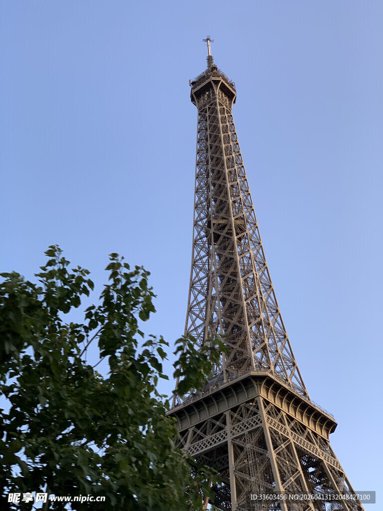 埃菲尔铁塔近景