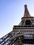 仰视埃菲尔铁塔的壮观景象