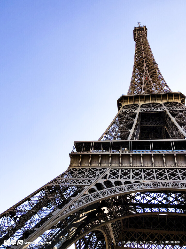仰视埃菲尔铁塔的壮观景象