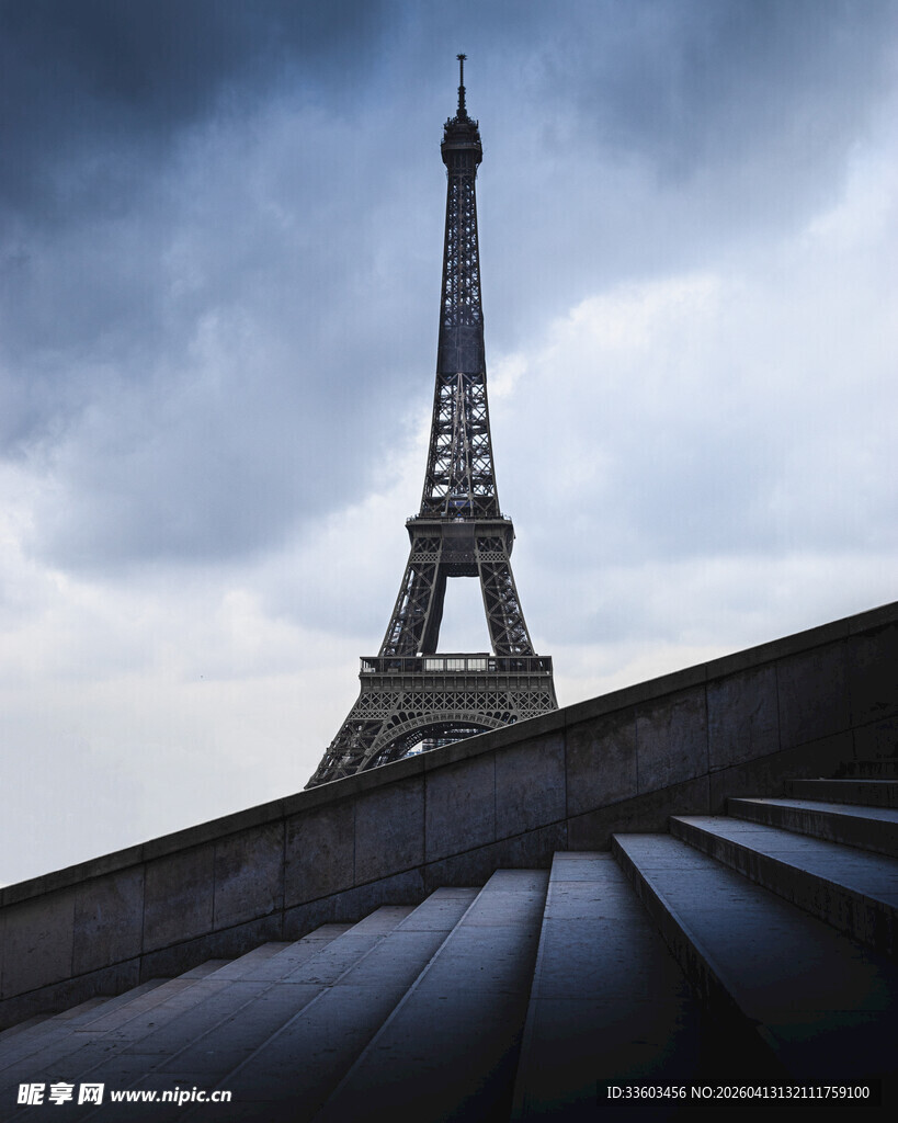 埃菲尔铁塔下的壮观景象