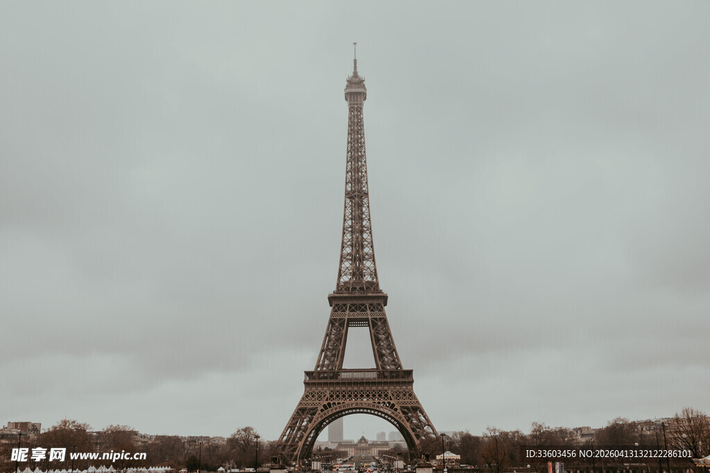 埃菲尔铁塔的阴天景致