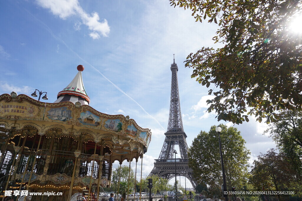 埃菲尔铁塔下的旋转木马