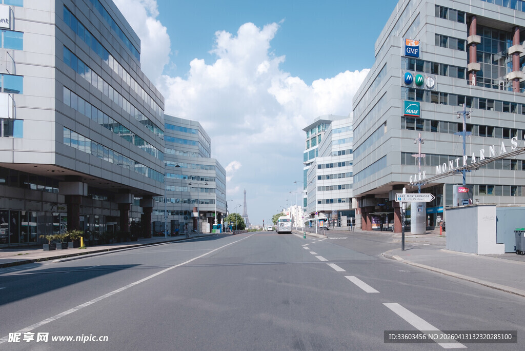 现代城市空旷街道景象