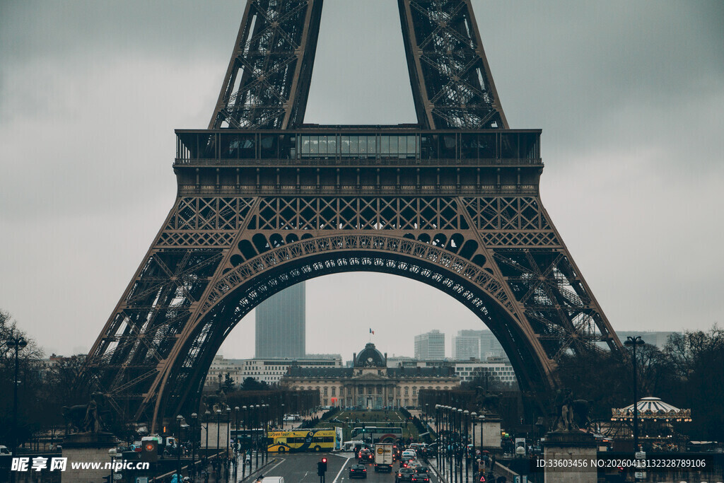 埃菲尔铁塔底部壮观景象