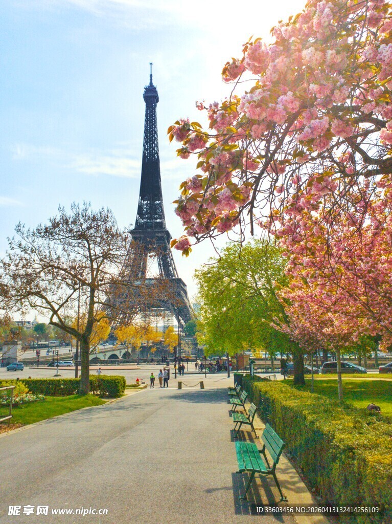 春日埃菲尔铁塔下的美景